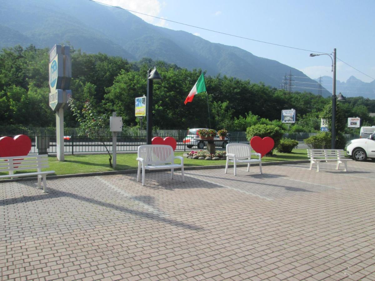 Albergo Ristorante Cicin Casale Corte Cerro Exterior foto